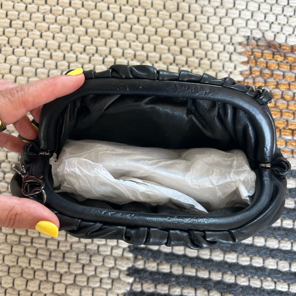 Guess clutch with chain strap NWOT - Picture 2 of 3